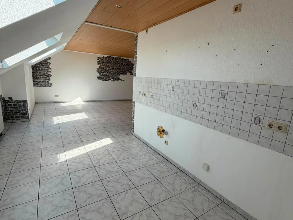 Schöne DG-Wohnung mit Balkon in Saarbrücken Luisenthaler Str.
