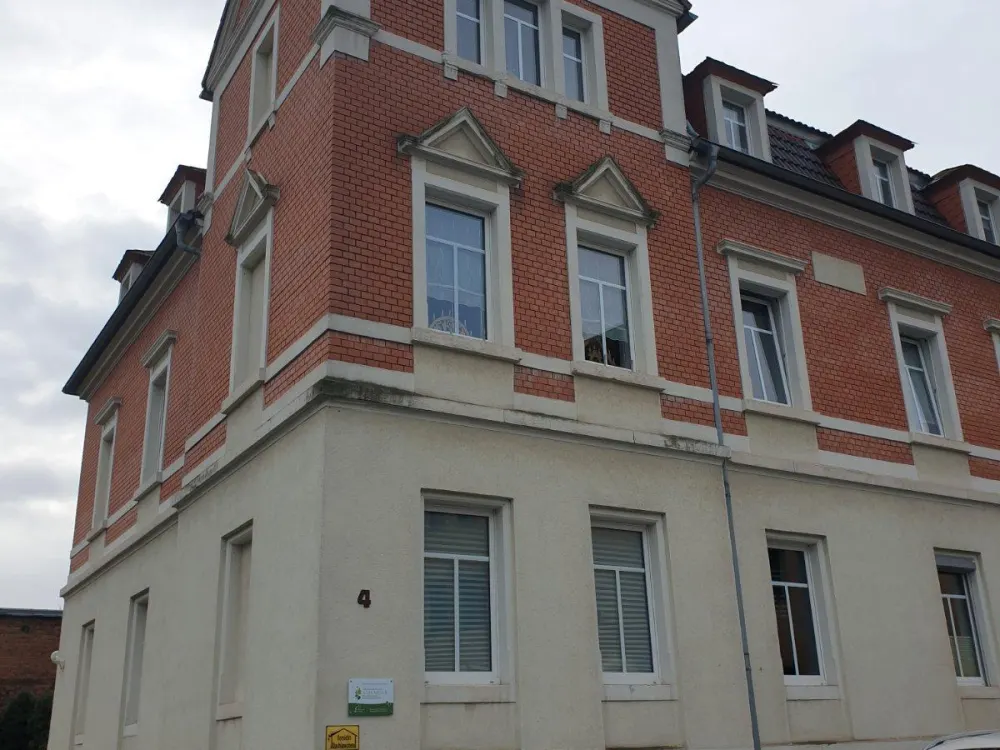3 Raum Dachgeschosswohnung mit Gartenmitbenutzung & Stellplatz -