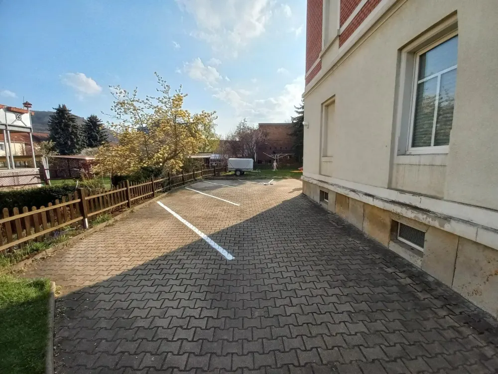 3 Raum Dachgeschosswohnung mit Gartenmitbenutzung & Stellplatz -