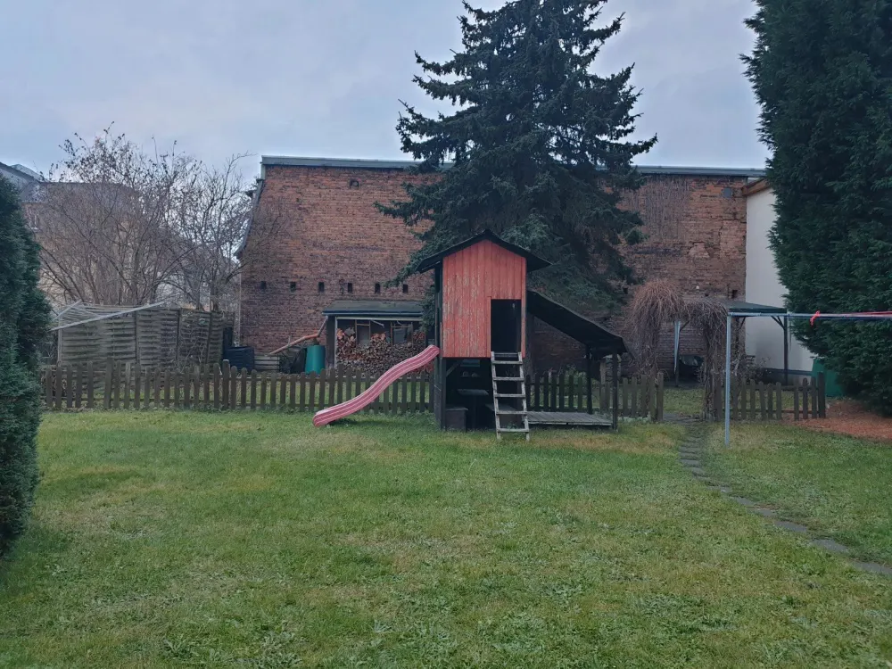 3 Raum Dachgeschosswohnung mit Gartenmitbenutzung & Stellplatz -