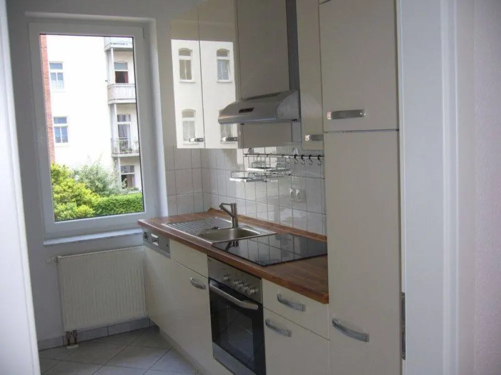 2-Room Apartment in Quiet Rear Building with Balcony and Fitted Kitchen