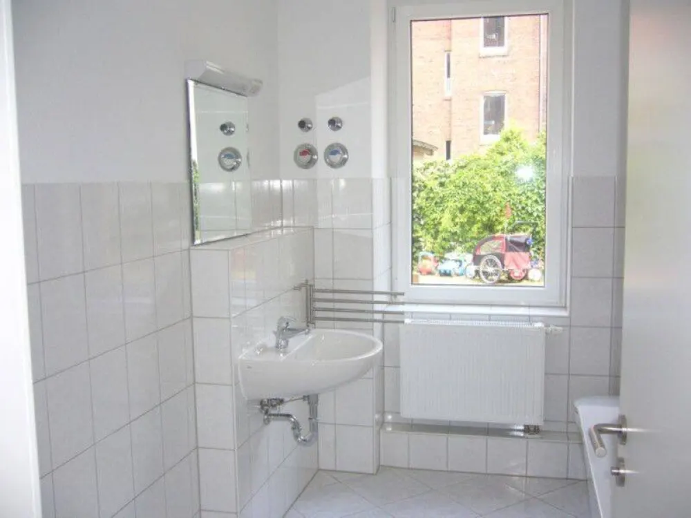 2-Room Apartment in Quiet Rear Building with Balcony and Fitted Kitchen