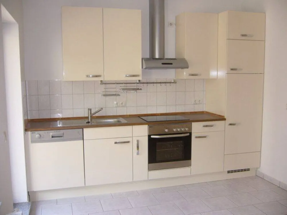 2-Room Apartment in Quiet Rear Building with Balcony and Fitted Kitchen