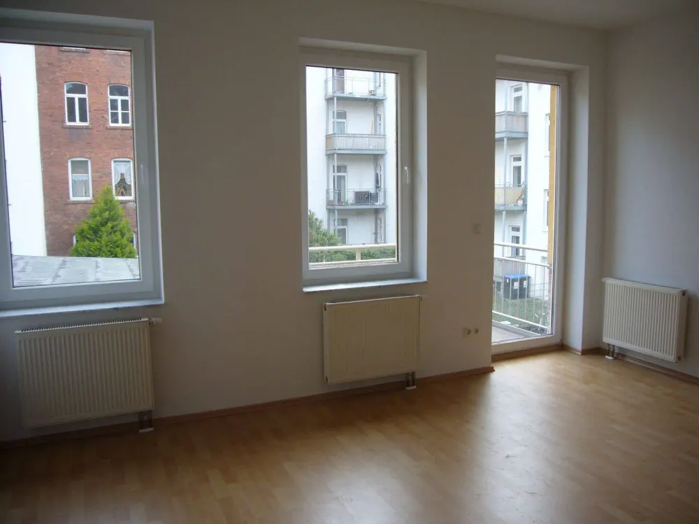 2-Room Apartment in Quiet Rear Building with Balcony and Fitted Kitchen