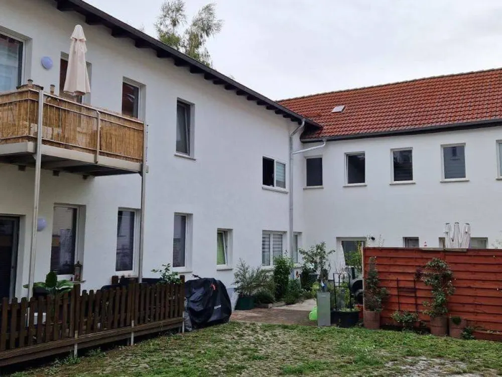 2-Room Apartment in Quiet Rear Building with Balcony and Fitted Kitchen
