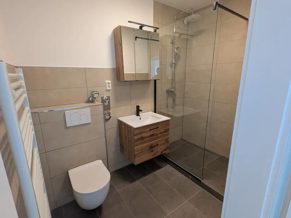 Renovierte 2-Zimmer-Wohnung mit Balkon & Küche