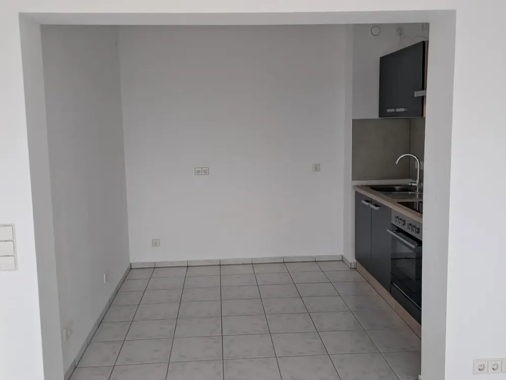 Renovierte 2-Zimmer-Wohnung mit Balkon & Küche