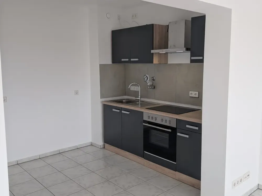 Renovierte 2-Zimmer-Wohnung mit Balkon & Küche
