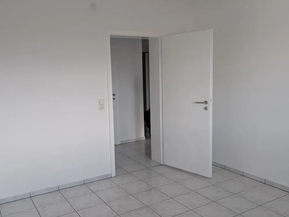 Renovierte 2-Zimmer-Wohnung mit Balkon & Küche