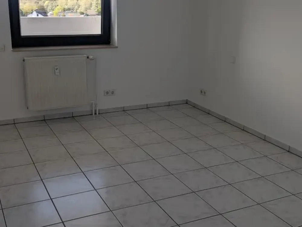 Renovierte 2-Zimmer-Wohnung mit Balkon & Küche