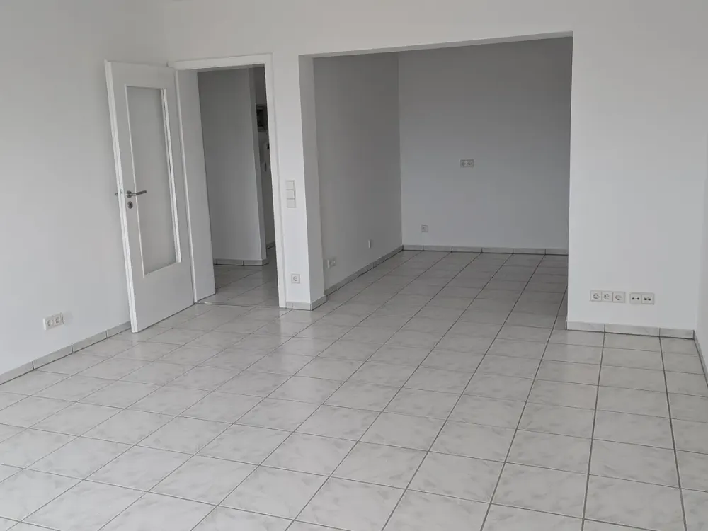 Renovierte 2-Zimmer-Wohnung mit Balkon & Küche
