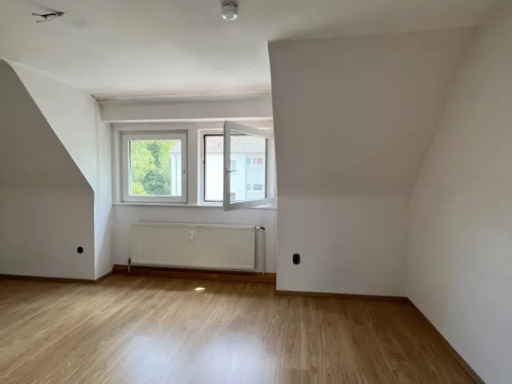 renovierte Dachgeschosswohnung in moderner Wohnsiedlung
