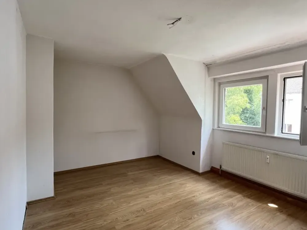 renovierte Dachgeschosswohnung in moderner Wohnsiedlung