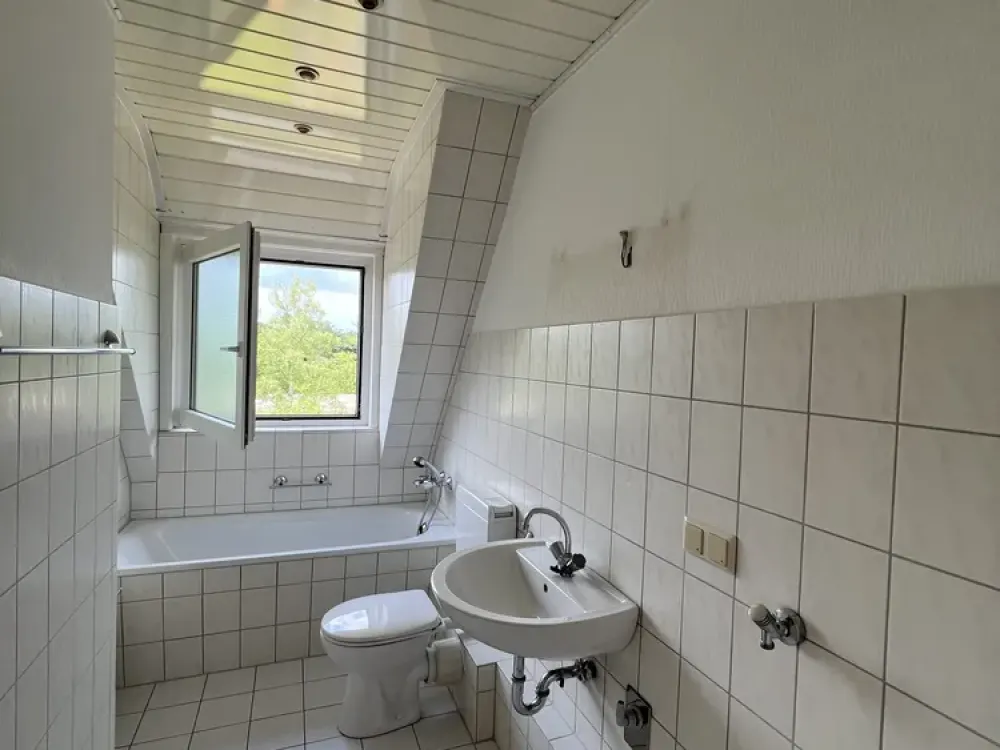 renovierte Dachgeschosswohnung in moderner Wohnsiedlung