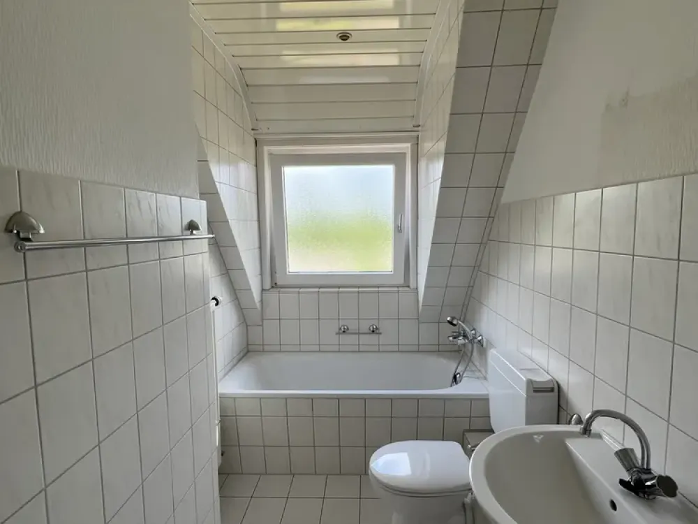 renovierte Dachgeschosswohnung in moderner Wohnsiedlung
