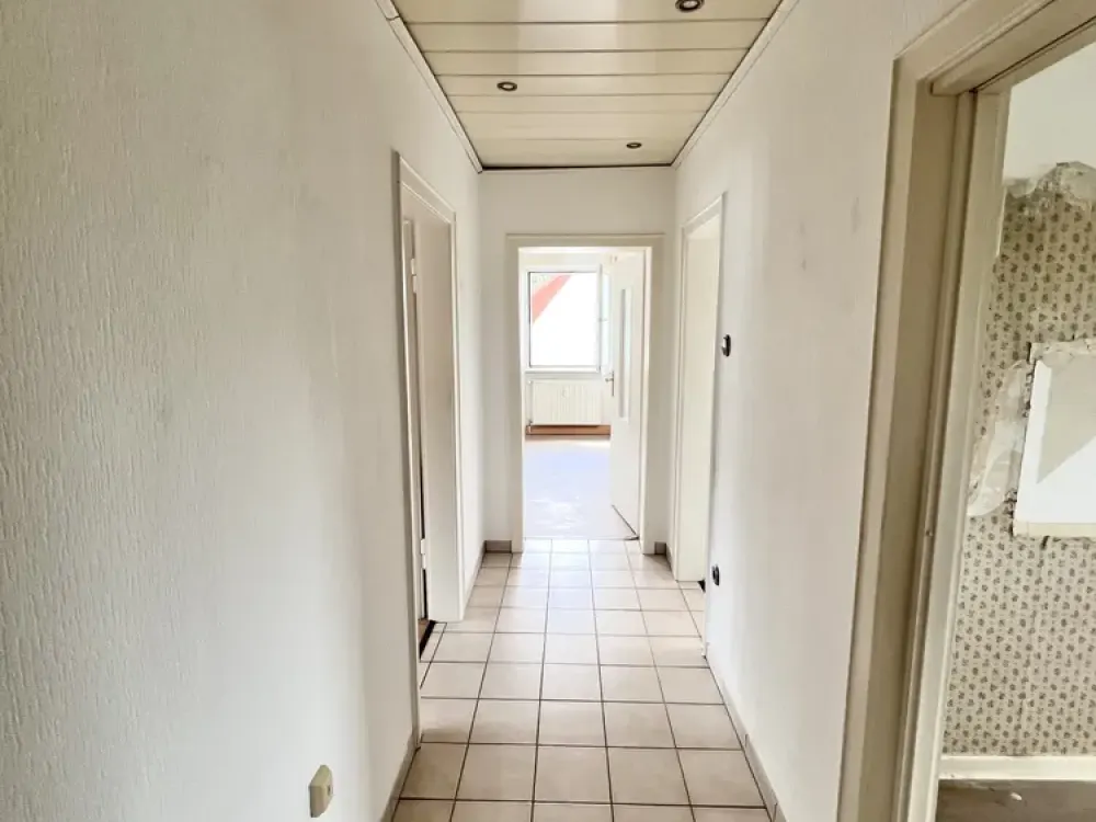 renovierte Dachgeschosswohnung in moderner Wohnsiedlung