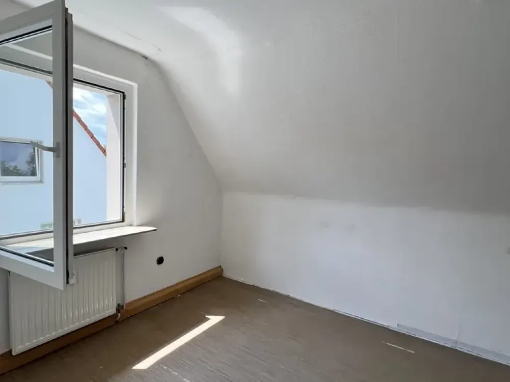 renovierte Dachgeschosswohnung in moderner Wohnsiedlung