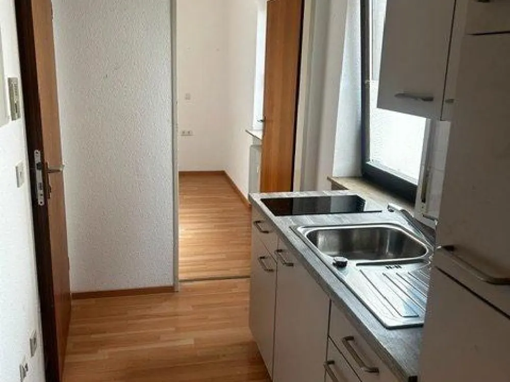 2-ZW mit Balkon, EBK und neuem Bad in 8-Fam. Haus