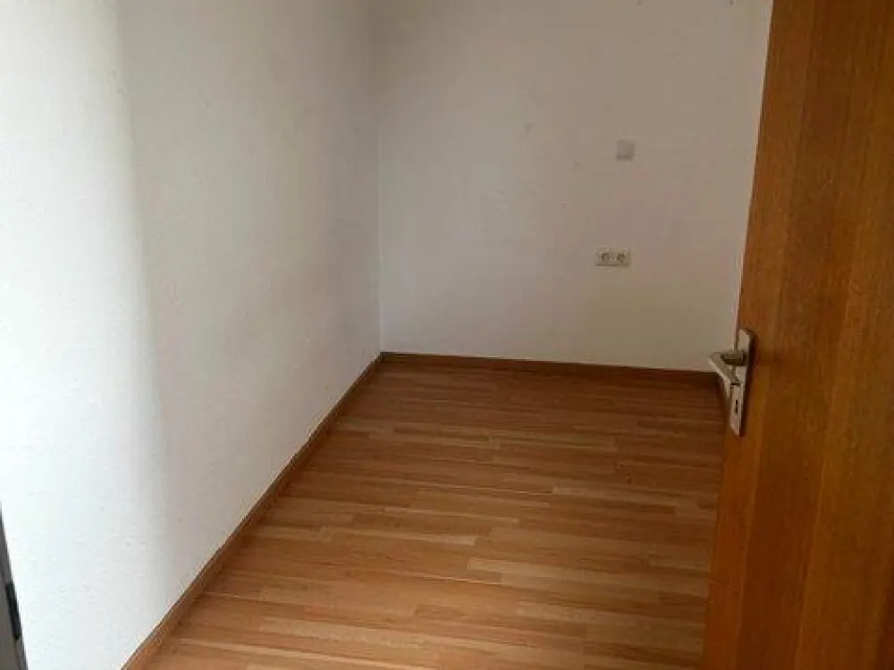 2-ZW mit Balkon, EBK und neuem Bad in 8-Fam. Haus
