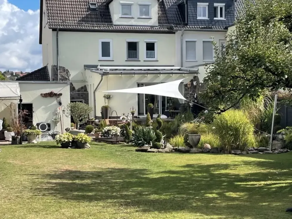 Charmante EG Wohnung mit eigenem Garten & Doppelgarage