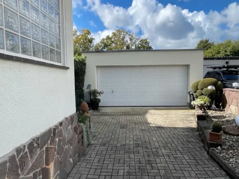 Charmante EG Wohnung mit eigenem Garten & Doppelgarage