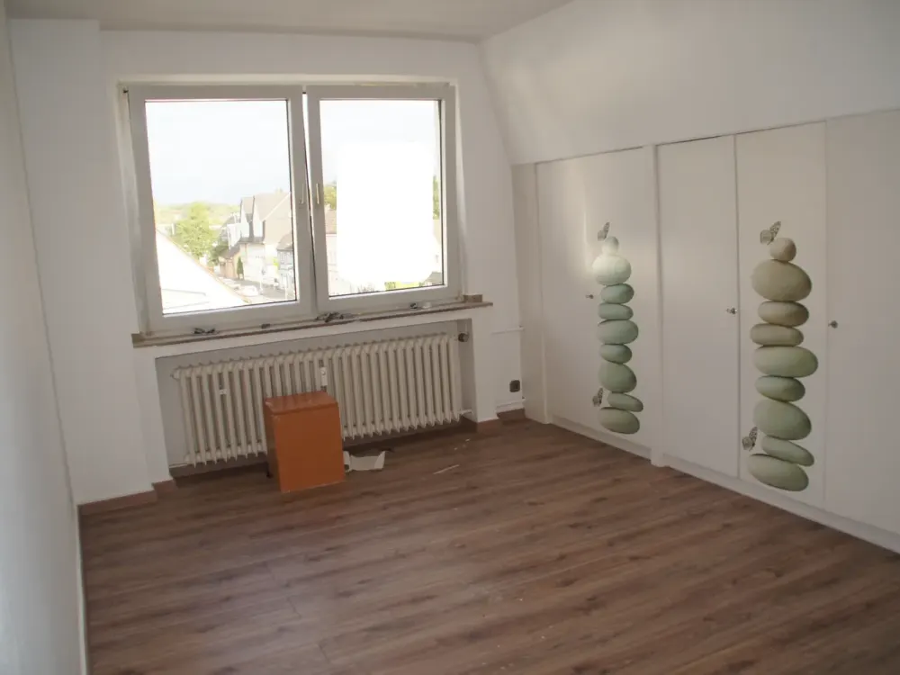 Cozy 2-Room Attic Apartment with Subtle Slant; Garage and Garden Use