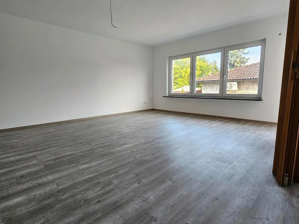 Erstbezug nach Renovierung: Großzügiges Wohnen in begehrter Lage