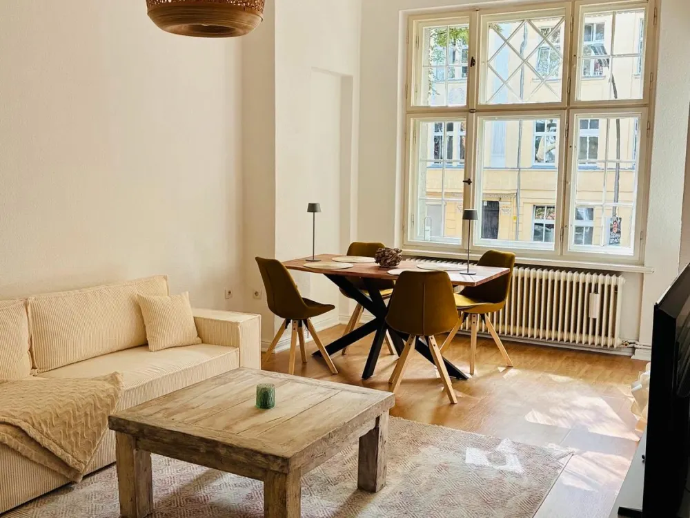 Sanierte Wohnung im Gründerzeit-Altbau, Design-Bad, Dachterrasse