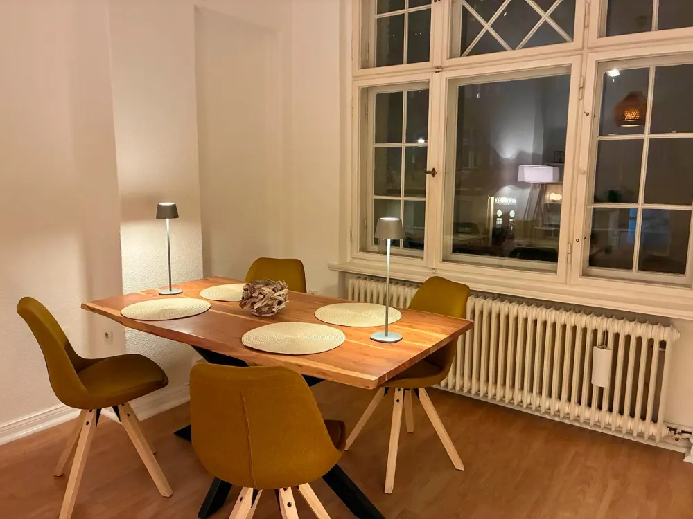 Sanierte Wohnung im Gründerzeit-Altbau, Design-Bad, Dachterrasse