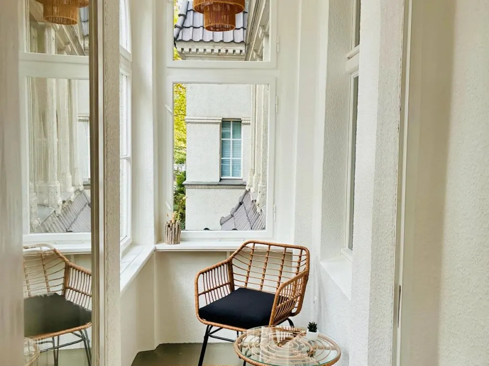 Sanierte Wohnung im Gründerzeit-Altbau, Design-Bad, Dachterrasse