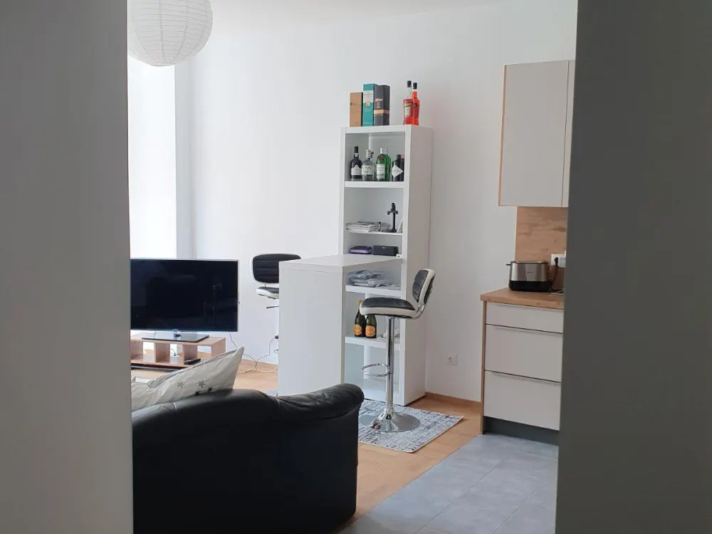 Komplett frisch sanierte, zentrumsnahe 2-Raum-Wohnung mit EBK