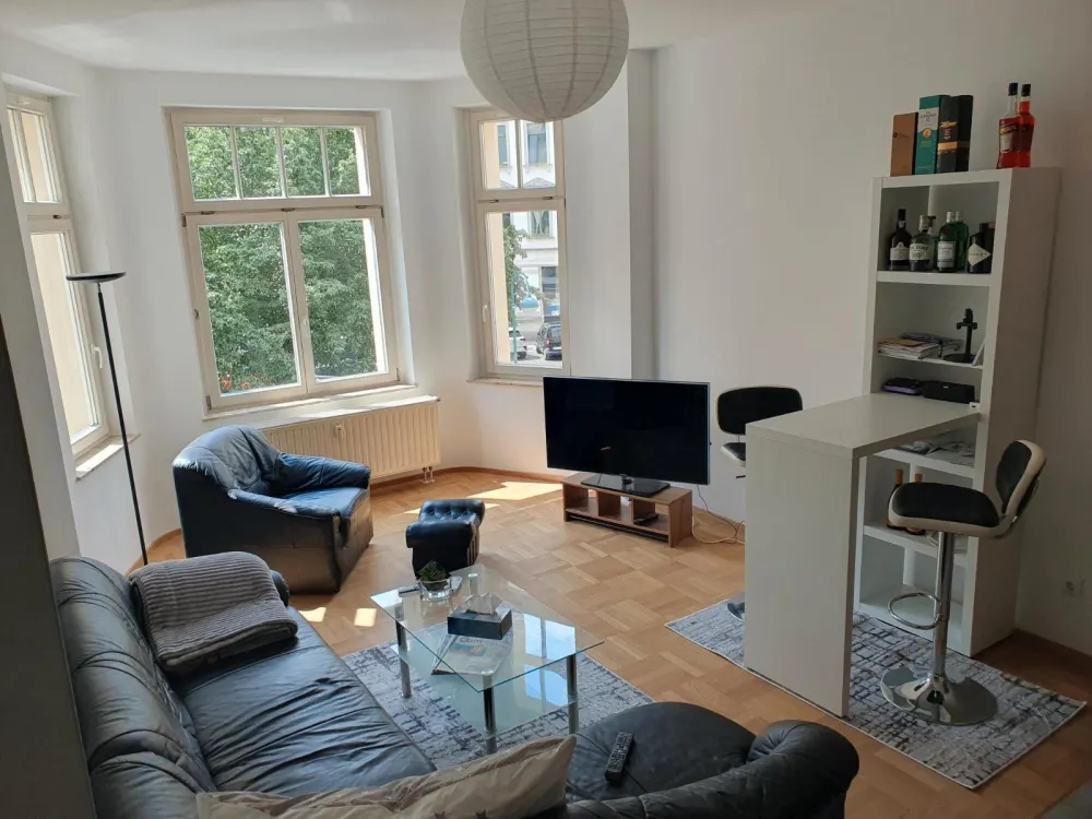 Komplett frisch sanierte, zentrumsnahe 2-Raum-Wohnung mit EBK