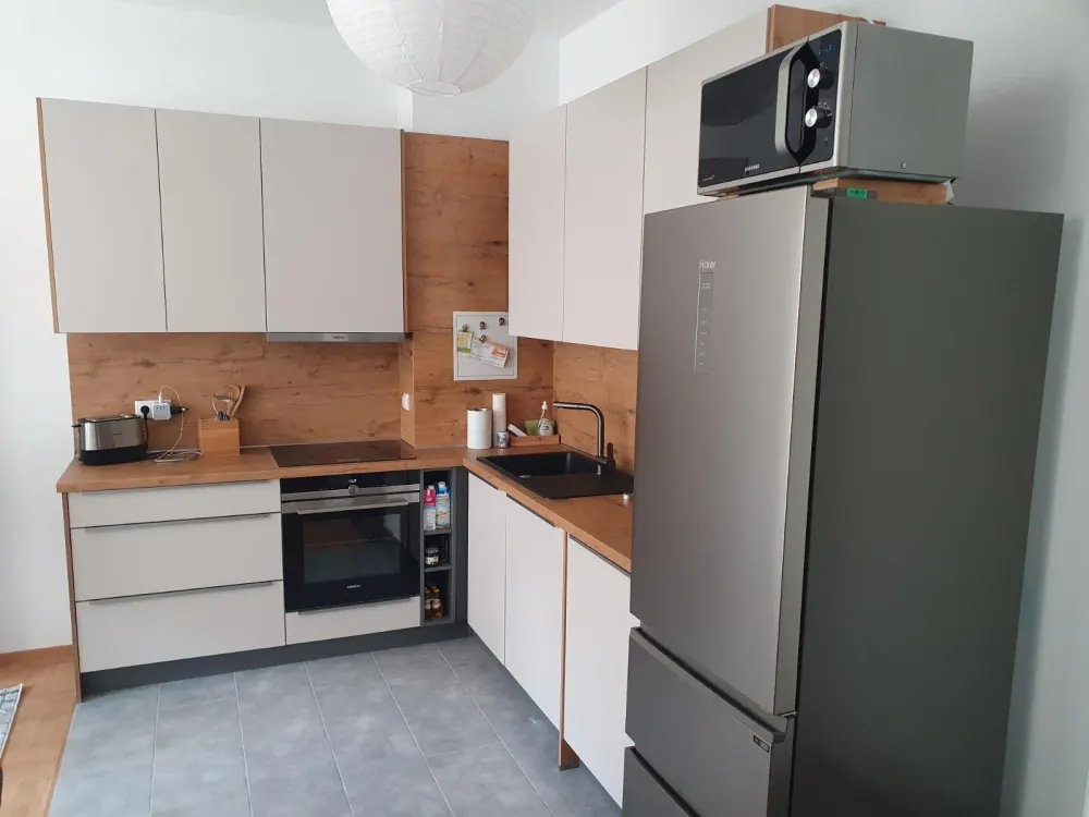 Komplett frisch sanierte, zentrumsnahe 2-Raum-Wohnung mit EBK