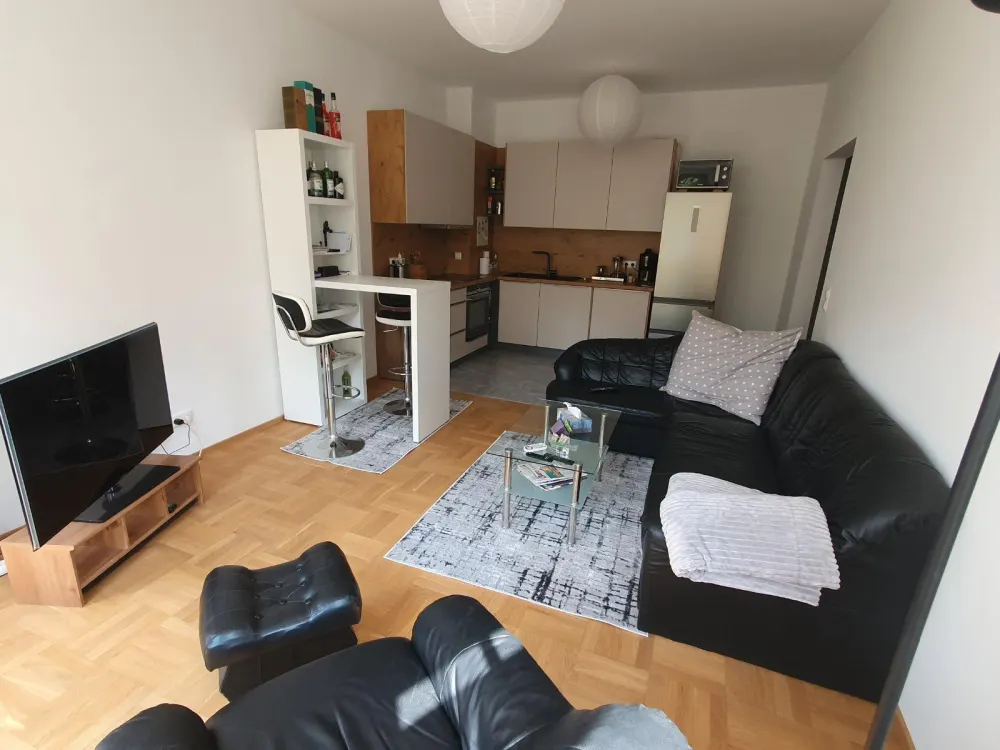 Komplett frisch sanierte, zentrumsnahe 2-Raum-Wohnung mit EBK