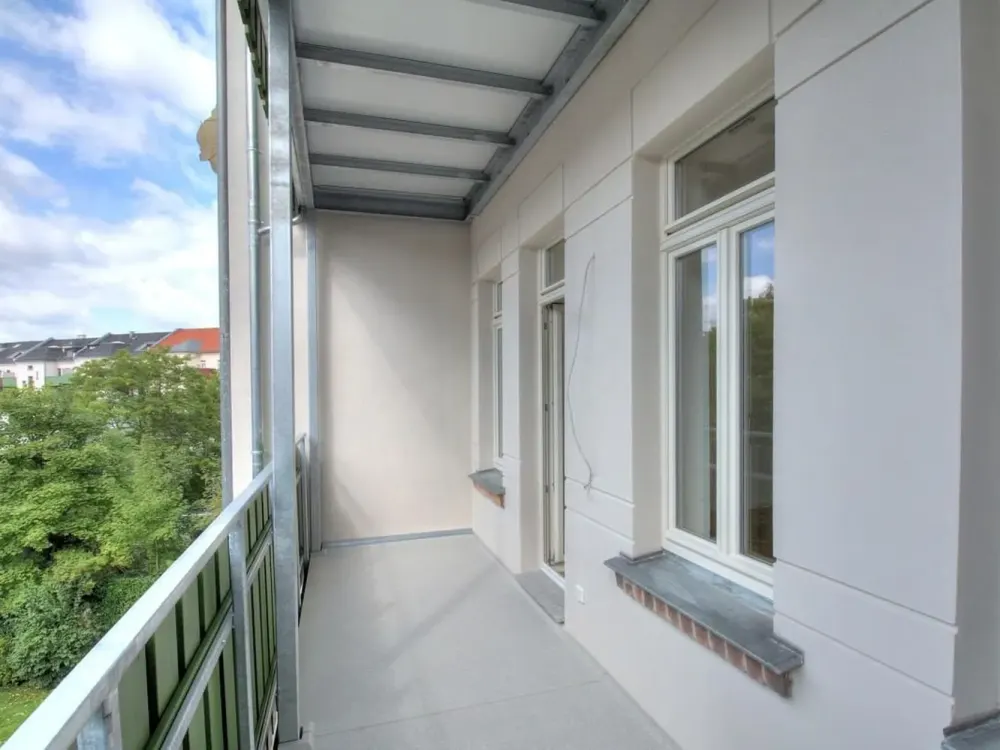 High-quality renovated 3-room apartment with luxury fitted kitchen, terrace and garden compartment