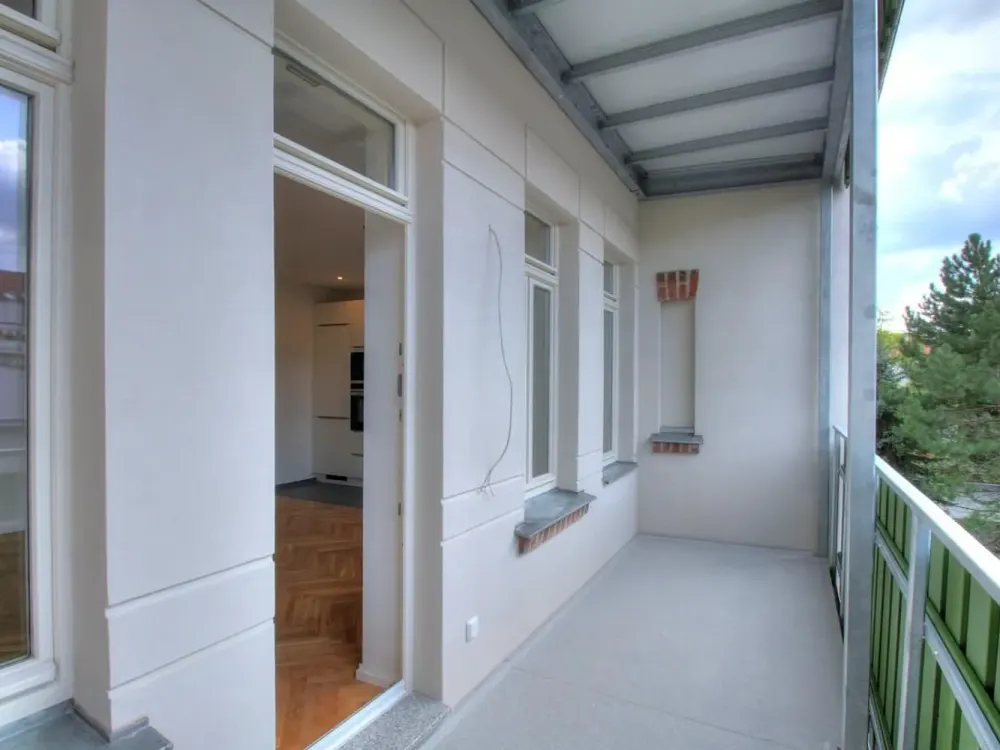 High-quality renovated 3-room apartment with luxury fitted kitchen, terrace and garden compartment