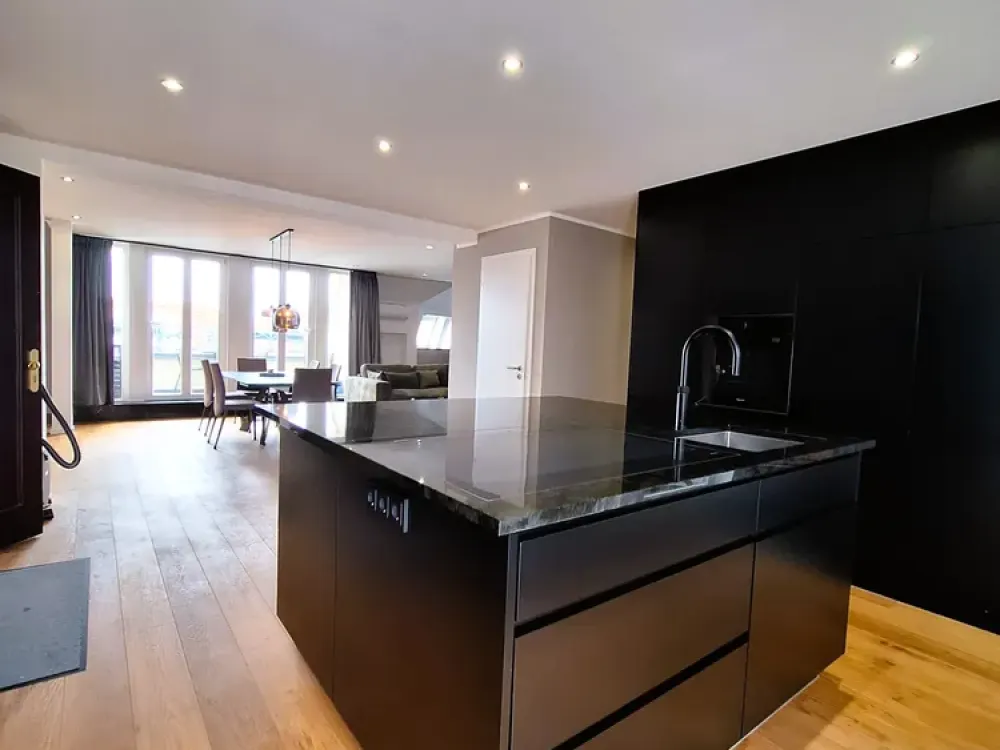 Luxuriöse Altbauwohnung | 144 m² | 2 Balkone | Aufzug | Möbliert All-Inkl.