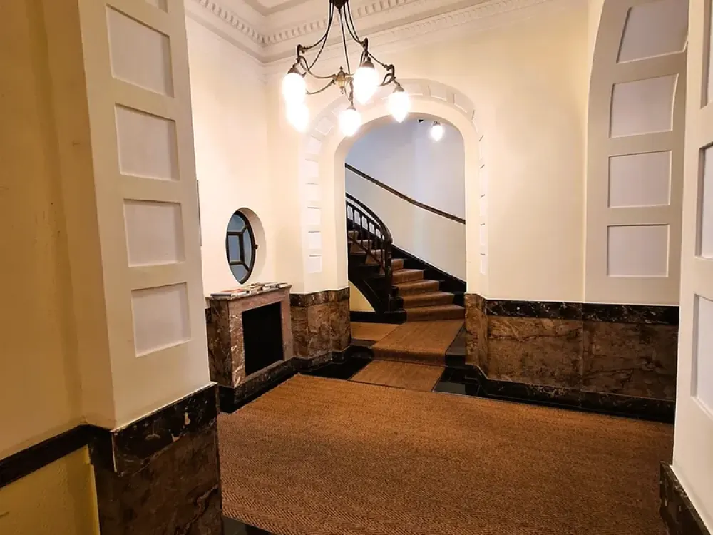 Luxuriöse Altbauwohnung | 144 m² | 2 Balkone | Aufzug | Möbliert All-Inkl.
