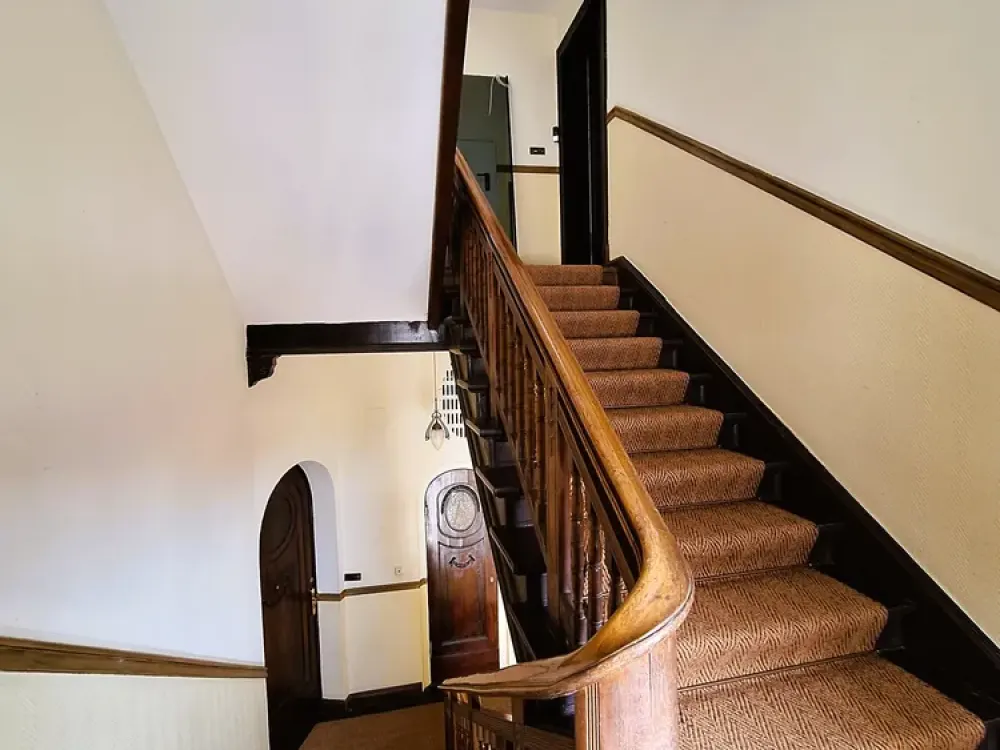 Luxuriöse Altbauwohnung | 144 m² | 2 Balkone | Aufzug | Möbliert All-Inkl.