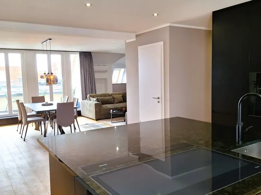 Luxuriöse Altbauwohnung | 144 m² | 2 Balkone | Aufzug | Möbliert All-Inkl.