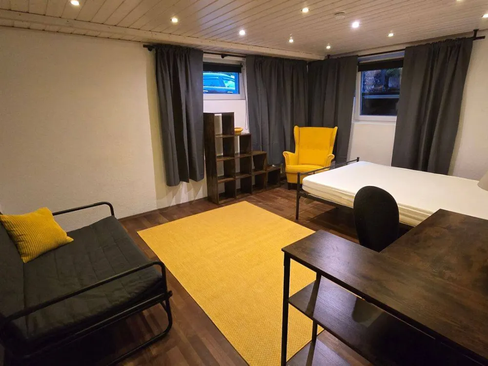 Zimmer in einer Zweizimmerwohnung im Souterrain in Toplage in Friedrichshafen.