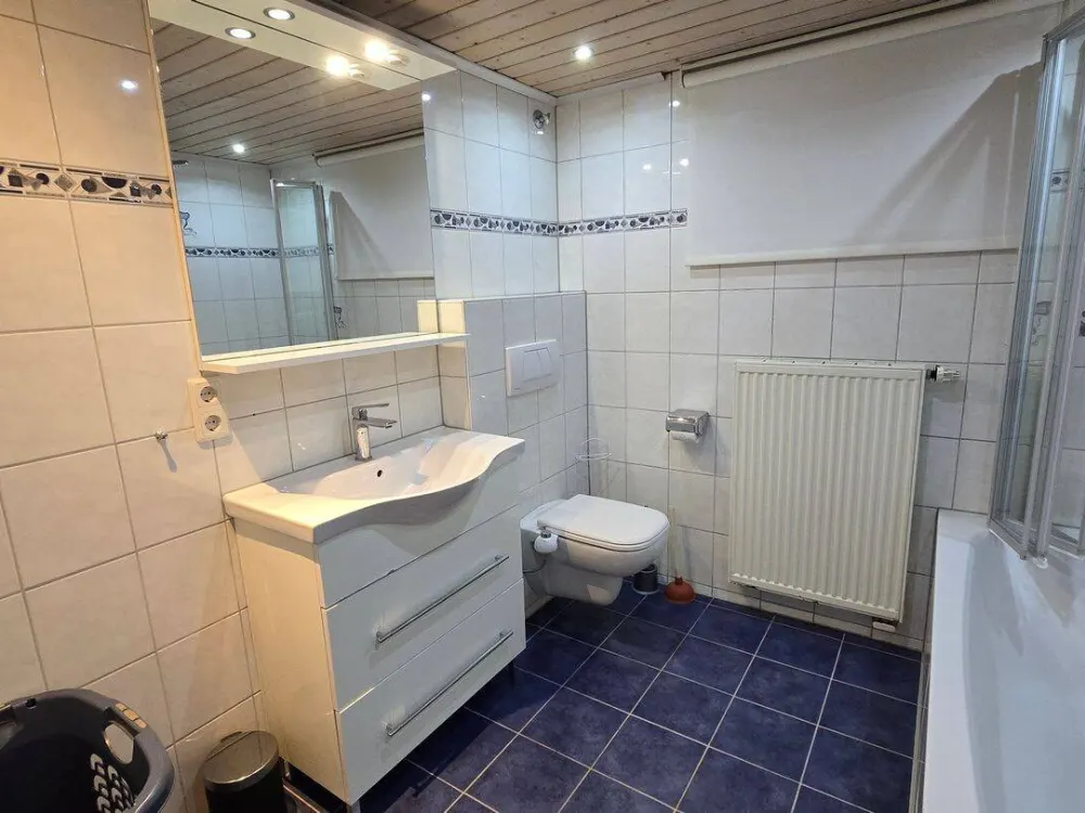 Zimmer in einer Zweizimmerwohnung im Souterrain in Toplage in Friedrichshafen.