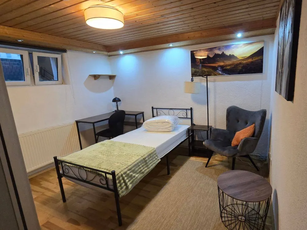 Zimmer in einer Zweizimmerwohnung im Souterrain in Toplage in Friedrichshafen.