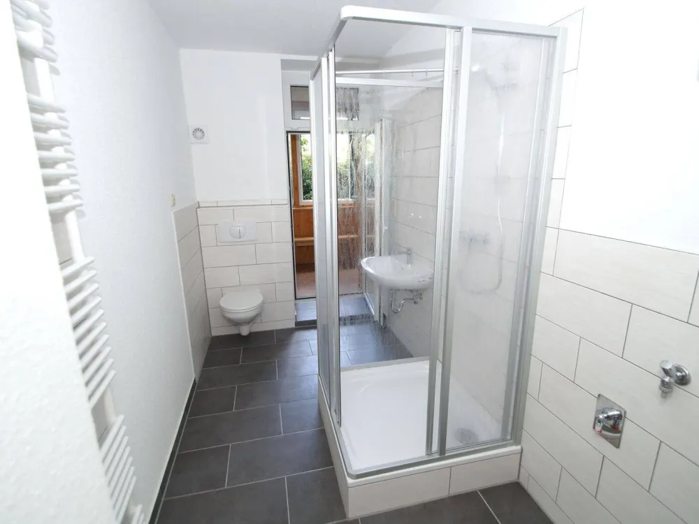 1-Zimmer-Wohnung im Erdgeschoß mit Wintergarten, Dusche
