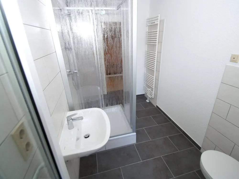 1-Zimmer-Wohnung im Erdgeschoß mit Wintergarten, Dusche