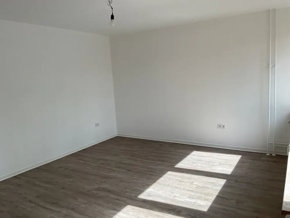Moderne und frisch renovierte 2-Zimmer-Wohnung mit Balkon