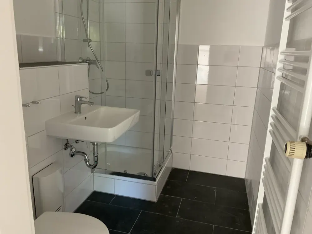 Moderne und frisch renovierte 2-Zimmer-Wohnung mit Balkon