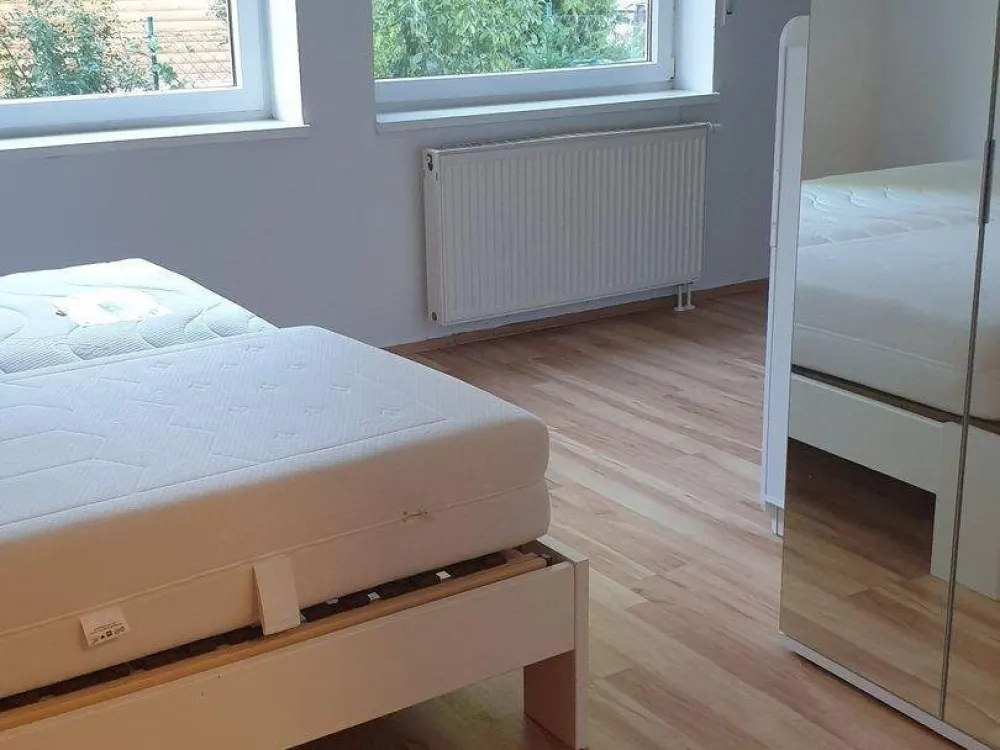Move in and done! - Part-furnished apartment with fitted kitchen and balcony in idyllic quiet