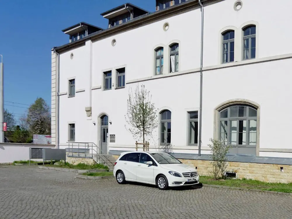 Dach-Apartment mit Badewanne und EBK an der Elbe!