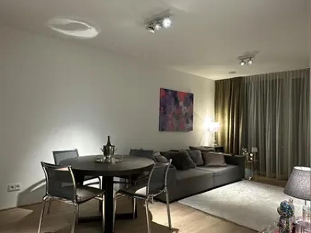 Voll möbliert! Lichtdurchflutete Zwei-Zimmer-Wohnung mit großem Sonnenbalkon!